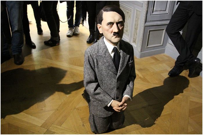 A-banana-and-a-horse-and-a-cat-and-cattelan_04