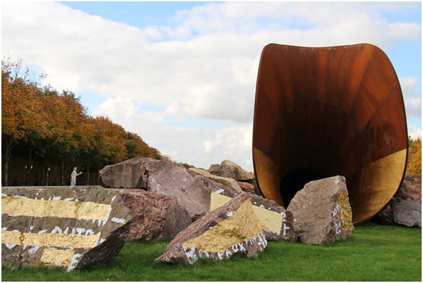 Anish-kapoor-the-biggest-sculptures-dangerous-optical-illusions-and-color-wars_04