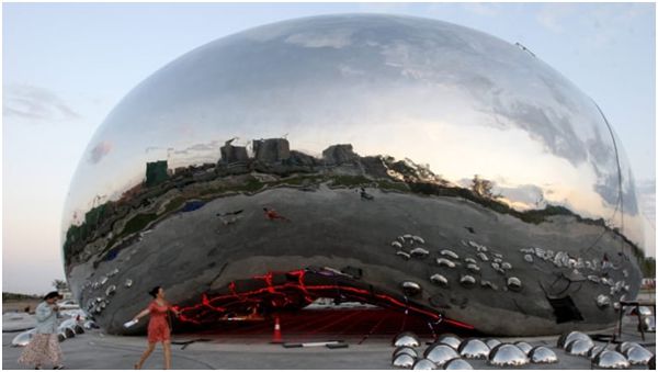 Anish-kapoor-the-biggest-sculptures-dangerous-optical-illusions-and-color-wars_07