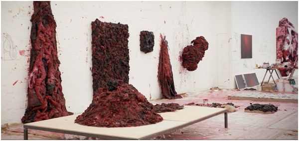 Anish-kapoor-the-biggest-sculptures-dangerous-optical-illusions-and-color-wars_08