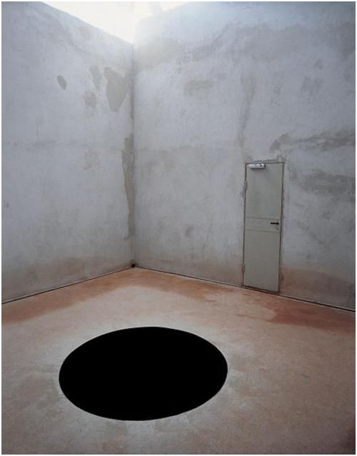 Anish-kapoor-the-biggest-sculptures-dangerous-optical-illusions-and-color-wars_10
